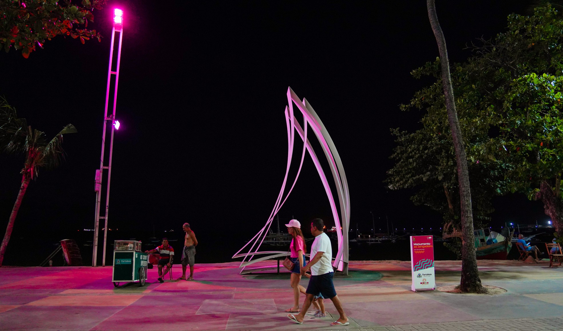 escultura da jangada iluminada de rosa